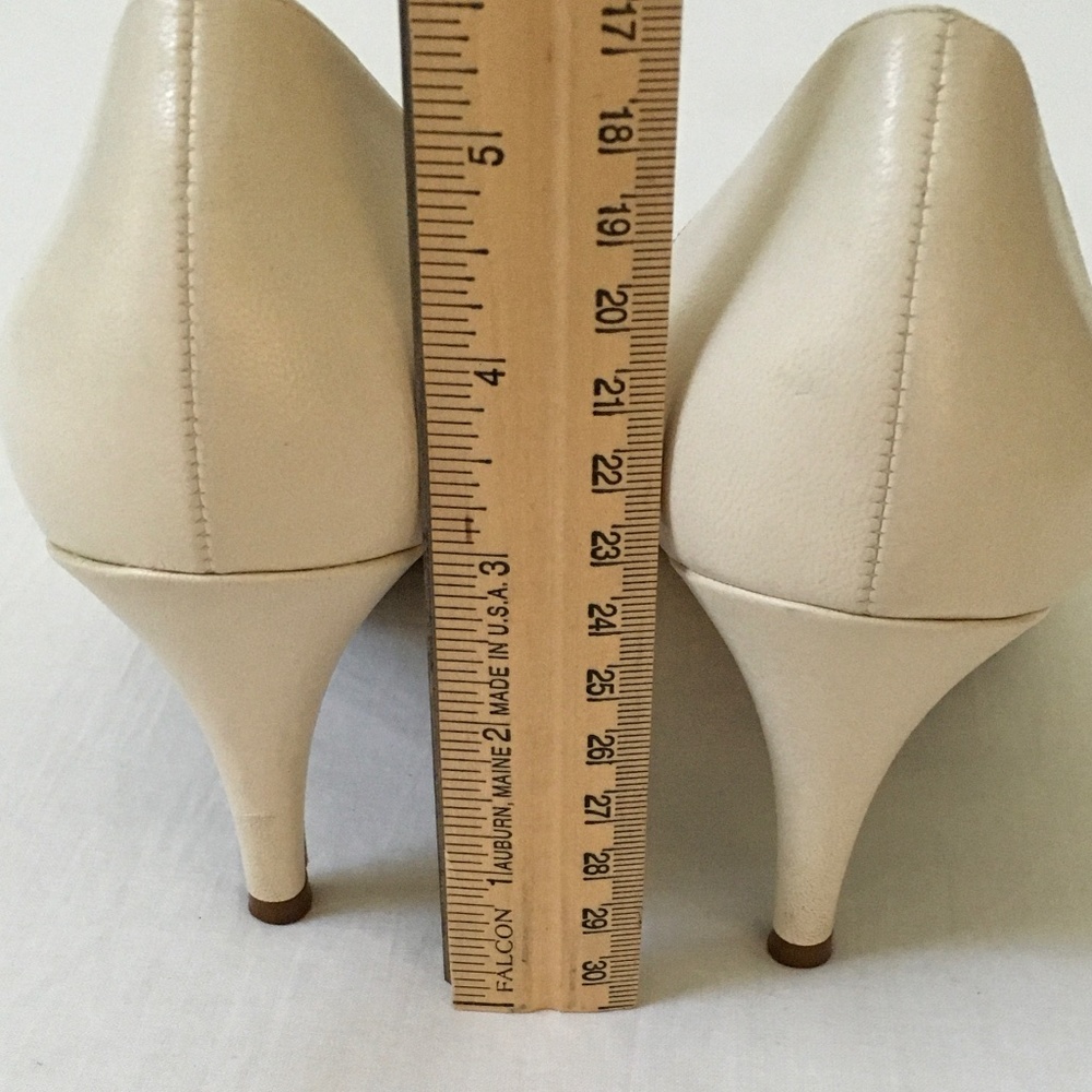 MICHELLE D Leather Heels Pumps Size 9 Cream Bone - Picture 4 of 9